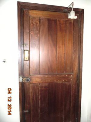 Muy Antigua puerta principal de madera maciza