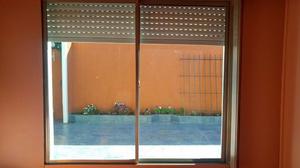 Vendo ventana de aluminio con cortina y reja