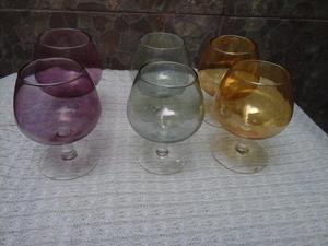 media doscena de copas antiguas de cristal color