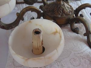 LAMPARA colgante, Araña antigua de bronce y alabastro.