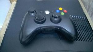 xbox gb con un joystick y tarjeta de memoria de 320gb