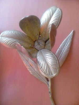 Antiguo cenicero flor de bronce