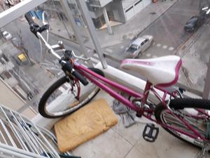 Bicicleta rosada con cambio