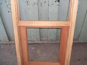 ventana guillotina en cedro arana con marco de grapia