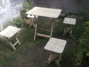 Banquitos y mesa de maderas