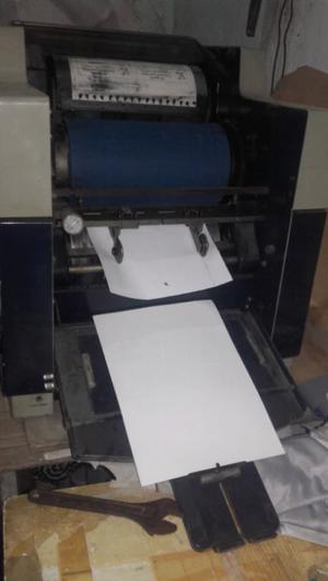 Impresora offset de mesa funcionando