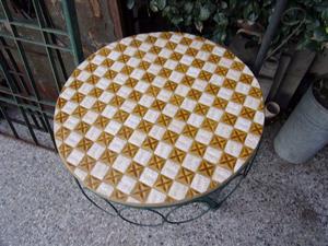 MESA DE HIERRO Y CERAMICOS PARA JARDIN