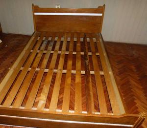 cama de dos plazas de madera