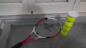 Raqueta de tennis y pelotas