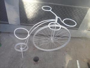 macetero en forma de bicicleta antigua