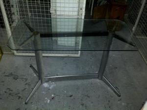 mesa ratona con patas de metal con exterior en platil