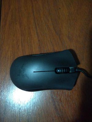 Mouse gamer y teclado.