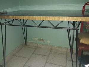 Mesa de madera revestida en fórmica con base y patas de