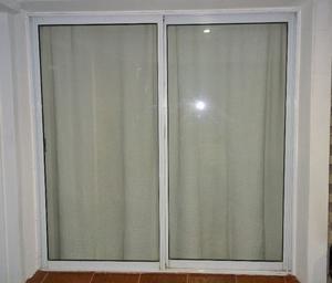 Ventana de aluminio con vidrios