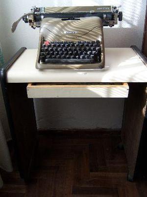 vendo maquina de escribir lexikon 80 con mesita en mar del