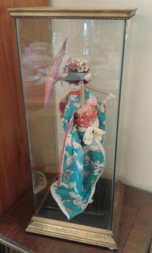 Muñeca Japonesa en excelente estado en su caja de cristal