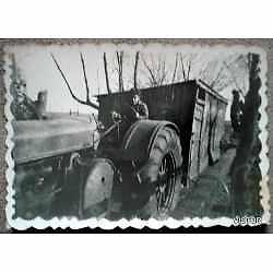 antigua pequeña foto trabajo rural joven con tractor