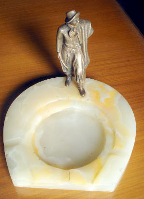 cenicero marmol y escultura en bronce de santos vega