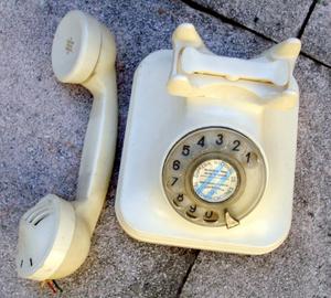telefono blanco modelo del 30 esta completo faltan cables