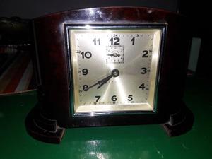 Antiguo reloj de mesa