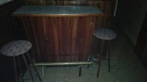 Bar de madera y banquitos