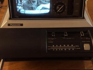 TELEVISOR -MINI-PANASONIC blanco y negro