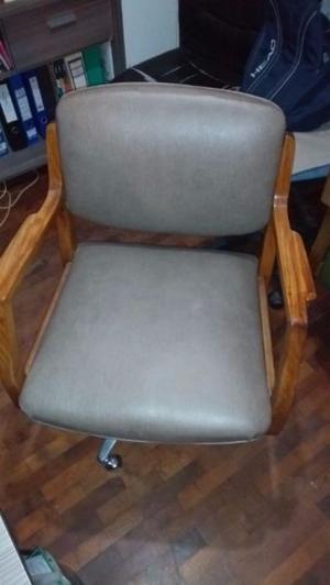 VENDO SILLON P/ESCRITORIO BASE METALICA MADERA PETIRIBI