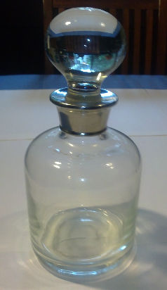 botellón de vidrio con tapón en forma de bola