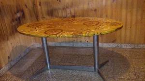 Mesa ovalada con base metálica