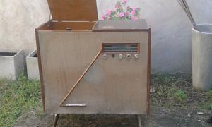 Radio y tocadisco antigua para restaurar