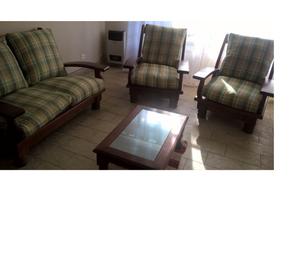 Sillones de algarrobo y mesa.