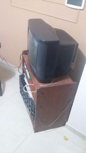 se vende televisor con mesa