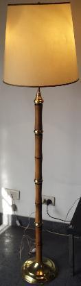 lampara de pie en bronce y madera laqueada