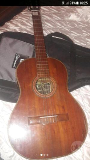 guitarra criolla con funda