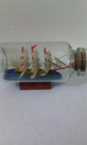 Botella De Miniatura Con Barco En Su Interior