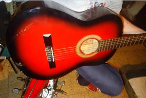 Guitarra criolla Nueva Color Roja y Negra.