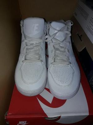 VENDO NIKE PRIORITY MID BLANCAS