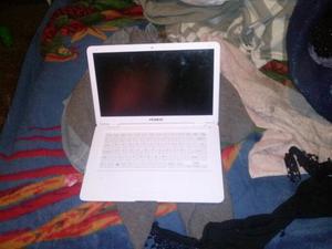 Vendo netbook color blanco