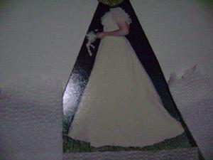 Vestido de novia en organza bordada, tocado y forrado