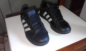 Zapatillas Adidas (cuero) negras con tiras blancas (muy buen
