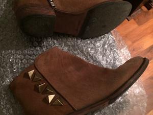 botas de gamuza con tachas marca jazmin nro 37