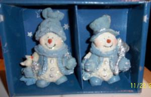 2 muñecos de nieve de ceramica importados en caja 9 cm