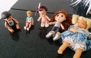 Bulto 4 Barbies, escuela Barbie original, mini muñecos y