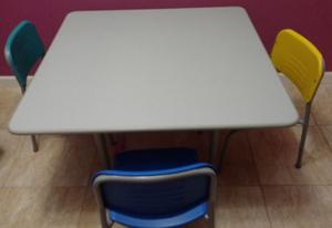 Mesa infantil + 3 sillas usadas - Excelente calidad