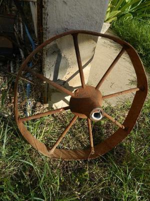 antigua rueda hierro