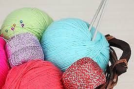 lanas de distintos colores y grosor. un canasto de alto 50