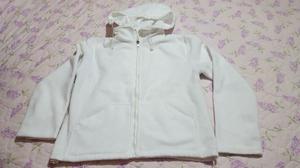 BUZO POLAR BLANCO CON CAPUCHA Y CIERRE - TIPO CAMPERA