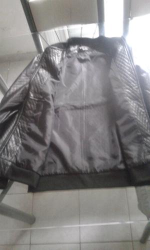 Campera negra simil cuero