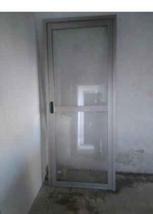 Puerta de aluminio con vidrios