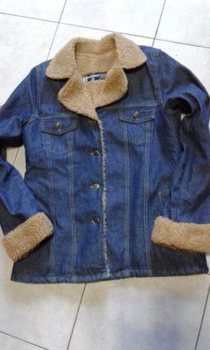 VENDO CAMPERA DE MUJER DE JEANS CON CORDERITO, TALLE 3.